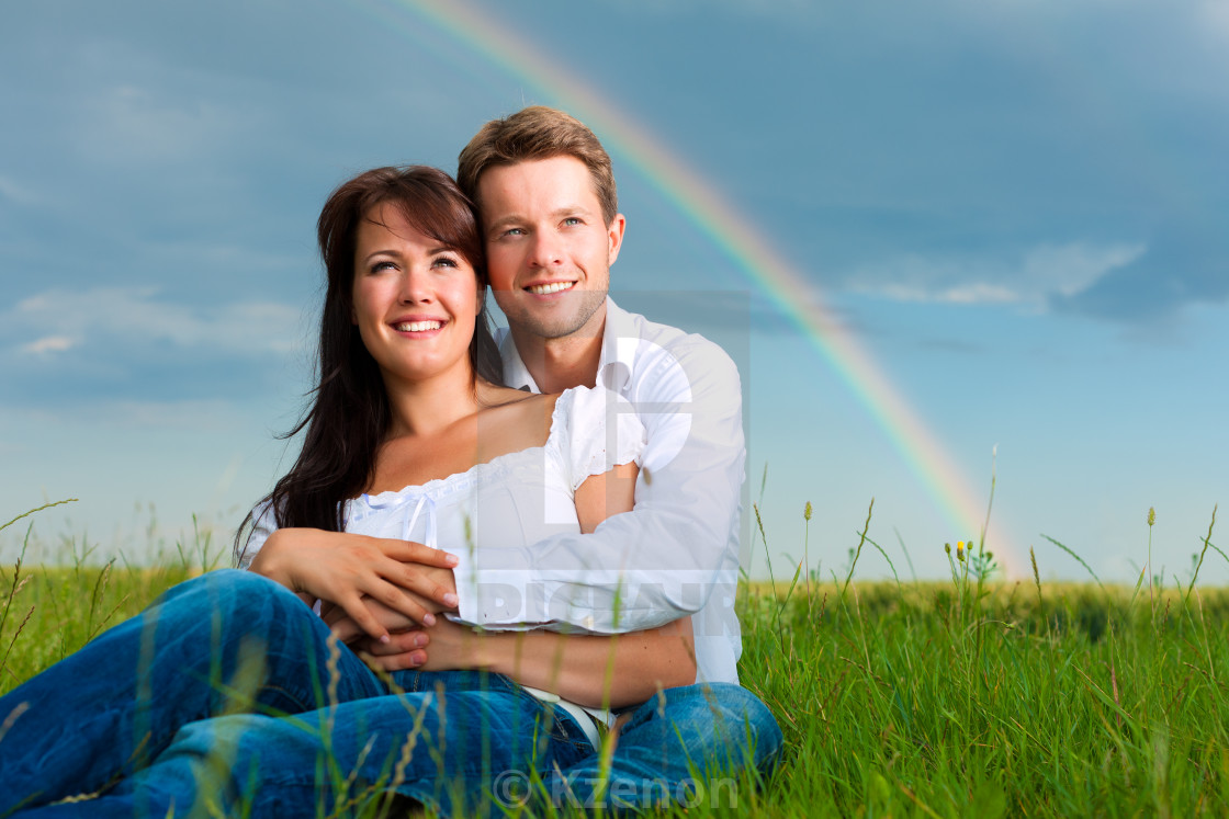 Мужчина и женщина на фоне радуги